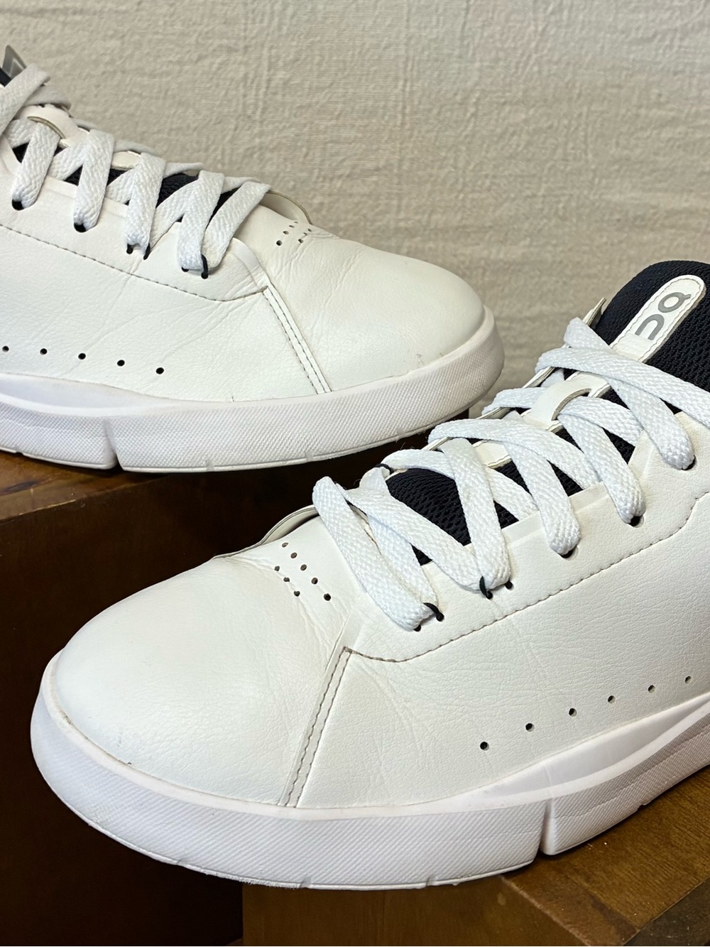On Roger Men’s Sneakers Size 10 – White/Navy – Cleaned – Great Condition